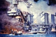 Kriegsschiffe - Tod auf See – Ein Motorboot mit Matrosen kurz nach dem japanischen Luftangriff 1941 auf Pearl Harbor – vor der sinkenden "USS West Virginia" im Hafen.