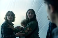 neoriginal: Sløborn – Yvonne (Linda Stockfleth, l.) und ihre beste Freundin Evelin (Emily Kusche, 2.v.l.) haben nur wenig Zeit für die Wiedersehensfreude. Von links: Yvonne (Linda Stockfleth), Baby Mila (Lucia Wernze), Lukas (Phileas Heyblom) und Alexander (Ron Renzenbrink).