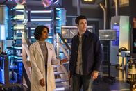 The Flash – Dr. Meena Dhawan (Kausar Mohammed, l.); Barry Allen (Grant Gustin, r.)