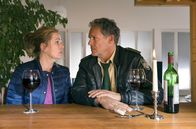 Hubert und Staller – Während eines Rollenspiels, bei dem Hubert (Christian Tamitz, rechts) die Rolle des verschiedenen Ferdl Rauchschwarz übernimmt, versucht er, Anjas (Karin Thaler) verschüttete Erinnerungen wieder zum Vorschein zu holen.