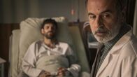 Doktor Ballouz – Dr. Ballouz (Merab Ninidze, r.) steht am Krankenbett seines Patienten Filip (Deniz Arora, l.), der an plötzlich auftretenden Herzattacken leidet.