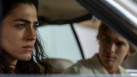 neoriginal: Crystal Wall – Nicolas (Gustav Schmidt, r.) und Louna (Anna Bardavelidze, l.) sind sich so nah wie noch nie, doch Louna hat ein schlechtes Gewissen.