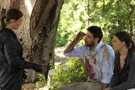Bones - Die Knochenjägerin – Brennan (Emily Deschanel, l.) befragt Costas (Ryan Caltagirone) und seine Frau Lucia (Audrey Dundee Hannah), die bei dem Versuch ihr festgefahrenes Auto frei zu bekommen, auf eine Leiche gestoßen sind. Die Verwendung des sendungsbezogenen Materials ist nur mit dem Hinweis und Verlinkung auf TVNOW gestattet.; Brennan (Emily Deschanel, l.) befragt Costas (Ryan Caltagirone) und seine Frau Lucia (Audrey Dundee Hannah), die bei dem Versuch ihr festgefahrenes Auto frei zu bekommen, auf eine Leiche gestoßen sind. Die Verwendung des sendungsbezogenen Materials ist nur mit dem Hinweis und Verlinkung auf TVNOW gestattet.