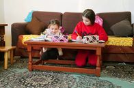 Re: – Megelisa und Marinella bei den Hausaufgaben: Emirjeta möchte, dass ihre Töchter mehr lernen, als ihr selbst jemals möglich war.