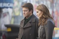 Castle – Richard Castle (Nathan Fillion, l.) und Kate Beckett (Stana Katic, r.) untersuchen den Mord an einer jungen Frau, die ausgerechnet in einem Wagen aus dem Fuhrpark des Bürgermeisters gefunden wurde ...