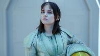 Stardust Hotel – Nia (Vanessa Loibl) ist im Stardust Hotel gelandet und beginnt, sich mit ihrem Erbe auseinanderzusetzen.
