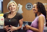 Scrubs - Die Anfänger – (v.li.) Sarah Chalke (Elliot Reid), Judy Reyes (Carla Espinosa).