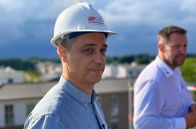 Re: – Cornelius Paul auf einer Baustelle in Ahrensburg: Seine Solardachziegel sind sein neues Konzept für die Zukunft.