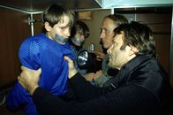 Kommissar Rex – An Weihnachten: Die beiden Entführer Heinz Brunner (Alexander Strobele, vorne r.) und Edi Nemec (Detlef Bothe, hinten r.) verstecken Tommy (Alexander Köppler, vorne l.) und Markus (Alexander Ott, hinten l.) in einem Eisenbahnwaggon ...