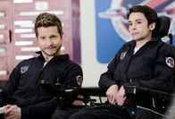 Atlanta Medical – Auf ins Abenteuer: Matt Czuchry als Conrad Hawkins, Bridger Zadina als Finn