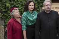 Father Brown – Mrs. McCarthy (Sorcha Cusack, l.), Bunty (Emer Kenny, M.) und Father Brown (Mark Williams, r.) stehen vor einem Rätsel - gibt es wirklich Außerirdische in Kembleford?