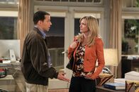 Two and a Half Men – Alans (Jon Cryer, l.) Beziehung zu Lyndsey (Courtney Thorne-Smith, r.) leidet, da er sich weigert, ihr einen Schlüssel zum Strandhaus zu geben ...