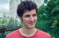 Mein Leben mit Amanda – Gegenüber von David (Vincent Lacoste, Mi.) ist vor kurzem die schöne Léna eingezogen. Sie flirten und verabreden sich am nächsten Abend.