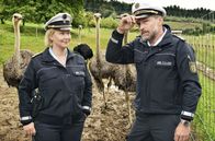 WaPo Bodensee – Ermittlungen auf der Straußenfarm: Nele (Floriane Daniel, l.) und Andreas Rambach (Ole Puppe, r.).