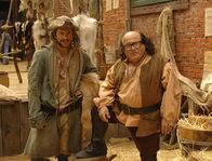 It's Always Sunny in Philadelphia – Um zu verdeutlichen, dass die Paddy's Crew schon 1776 in viele Abenteuer verwickelt war, stellen Charlie (Charlie Day, l.) und Frank (Danny DeVito, r.) eine ganz besondere Geschichte nach ...