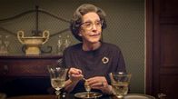 A Very English Scandal – Ursula Thorpe (Patricia Hodge) bekommt einen neuen Mitbewohner.
