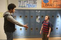 The Middle – Brick (Atticus Shaffer, r.) wird immer wieder von Dylan (Chasen Banks, l.) gemobbt, bis Cindy sich der Sache annimmt ...