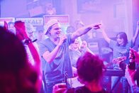 neoriginal: Späti – Fred (Wilson Gonzalez) steht gerne im Rampenlicht.
