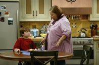 Two and a Half Men – Auch Berta (Conchata Ferrell, r.) versucht Jake (Angus T. Jones, l.) zu überreden seine Hausaufgaben am Freitag Abend zu machen, damit er fürs restliche Wochenende frei hat ...