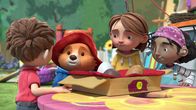 Paddingtons Abenteuer – L-R: Jonathan Brown, Paddington, Judy Brown, Simi