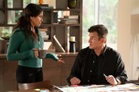 The Rookie – Nach seinem Gefängnisausbruch werden Oscars Straftaten von Officer Nolan (Nathan Fillion, r.) akribisch dokumentiert. Dadurch bekommt Bailey (Jenna Dewan, l.) zunehmend Bedenken, dass Nolan von dem Fall bereits besessen ist.