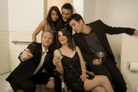 How I Met Your Mother – (2. Staffel) - Rückblick in die wilden Jahre von Ted (Josh Radnor, vorne r.), Marshall (Jason Segel, hinten r.), Barney (Neil Patrick Harris, vorne l.), Lily (Alyson Hannigan, hinten l.) und Robin (Cobie Smulders, vorne M.) ...