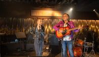 SOKO Stuttgart – Applaus für Schrotti (Michael Gaedt) und seine Wahl-Tochter Sam Fitz (Camille Dombrowsky)! Doch die Freude über den gemeinsamen Auftritt in der Stuttgarter Musikkneipe "Nest" währt nicht lange, denn beide geraten kurze Zeit später im Mord an einem Musikproduzenten unter dringenden Tatverdacht.