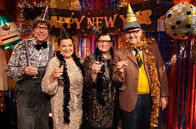 Comedy Scheune – v.r.n.l.: Prosit Neujahr! Hillu’s Herzdropfa (Franz Auber / Hillu Stoll) und die Gscheidles (Birgit Pfeiffer / Marcus Neuweiler) feiern Silvester in der Comedy Scheune.