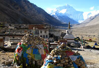 Straße der Achttausender – Das Rombuk-Kloster und im Hintergrund der Chomolungma oder „Göttinmutter der Erde“, wie der Mount Everest auch genannt wird.