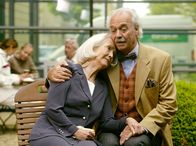 In aller Freundschaft – MDR Fernsehen IN ALLER FREUNDSCHAFT FOLGE 277, "Goldener Herbst" Uhr. Die beiden Freundinnen haben sich wegen einem Mann zerstritten. Hella Reich (Ilse Zielstorff) lässt sich von Hannes Schön (Achim Wolff) trösten und erfährt dabei, dass er sich ernsthaft in Trude verliebt hat.