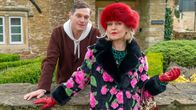 Agatha Raisin – Die Weihnachtsfeiertage rücken näher und ein neuer Fall beschäftigt die Privatdetektivin Agatha Raisin (Ashley Jensen) und ihren Assistenten Roy Silver (Mathew Horne). Denn auf einem englischen Landsitz erwartet die beiden eine schaurige Weihnachtsüberraschung.