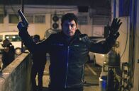 Manayek - Die Verräter – Mit Eliran Chen (Ofer Hayoun) begeht ein Mitglied der Einheit Baraks auf offener Straße einen Mord. Dabei wird er jedoch sofort gestellt.