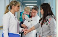 In aller Freundschaft – Überraschend kommt Blanca (Tamara Romera Gines, re.), das mexikanische Au Pair von Dr. Lea Peters (Anja Nejarri, li.) mit dem kleinen Tim (Theo Neubacher, 2.v.li.) und einer ziemlich heftigen Bissverletzung in die Klinik. Während Dr. Kaminski (Udo Schenk, 2.v.re.) anbietet, sich um Tim zu kümmern, will Lea Blancas Bisswunde versorgen.