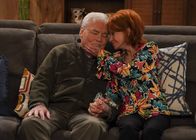 Man with a Plan – Joe Burns (Stacy Keach, l.); Beverly Burns (Swoosie Kurtz, r.)