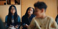 ECHT friends – Châu (Ngoc Nhi Ha Tran, links) hat sich mit Milli (Marie Ngando Schröter, Mitte) wieder vertragen. Und am Nachmittag will sich Tom (Noah Bailey, rechts) mit Châu aussprechen.