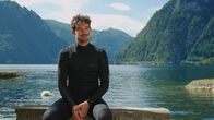 Urlaub daheim – Stefan Spießberger (professioneller Kiteboarder) posiert für ein Foto vor Traunsee