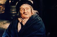 Der Graf mit der eisernen Faust – Die Eule (Renée Gardès) ist eine böse Alte, die junge Frauen in die Zwangsprostitution treibt.