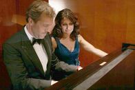 Dr. House – Dr. House (Hugh Laurie) und Dr. Cuddy (Lisa Edelstein) besuchen gemeinsam mit ihren Kollegen einen Wohltätigkeitsball.