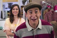 The Goldbergs – Erica Goldberg (Hayley Orrantia, l.); Geoff Schwartz (Sam Lerner, r.)