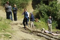 The Mentalist – Kurz nachdem am Ufer des Sacramento River die Leiche einer ermordeten Frau gefunden wird, bekommt Patrick (Simon Baker, M.) einen Anruf mit einer schockierenden Nachricht ...