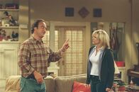 Immer wieder Jim – L-R: Jim (Jim Belushi). und Cheryl (Courtney Thorne-Smith)
