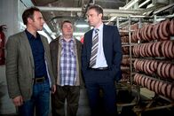 Alles Klara – Paul Kleinert (Felix Eitner, links) und Ollie (Christoph Hagen Dittmann, Mitte) ermitteln in der Fleischerei Brenninger. Der neue Geschäftsführer Thomas Heinrich (Alexander Sternberg) will nicht, dass die Erpressung publik wird.