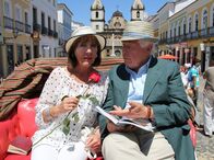 Das Traumhotel – Die frisch verliebten Senioren Henriette (Heidelinde Weis) und Leopold (Peter Weck) schauen sich die Attraktionen Brasiliens an.