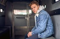 Wo ist meine Schwester? – Der Rettungssanitäter Jonas Lange (Max Hubacher) auf dem Weg in die Justizvollzugsanstalt: Er steht unter dem dringenden Tatverdacht, seine Freundin Amelie Reinhard ermordet zu haben.