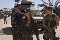 Resident Evil: Extinction – Carlos Olivera (Oded Fehr, l.), Claire (Ali Larter, m.)