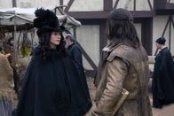 Salem – Jede Begegnung zwischen Mary (Janet Montgomery, l.) und John (Shane West, r.) ist dem Hexenzirkel ein Dorn im Auge ...