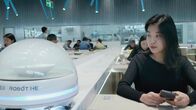 Große Erfindungen – The Robot Restaurant - In Shanghai gibt es ein Restaurant wie kein anderes. Es ist komplett mit Robotern besetzt. Die Roboter-Belegschaft nimmt Befehle von Menschen entgegen. Wenn Ihre Bestellung fertig ist, liefert der Roboter sie an den Tisch. Es weiß genau, wo Sie sitzen, indem Sie einen Chip und Sensoren verwenden. Es gibt also keine Verwirrung darüber, wie Sie das falsche Essen erhalten!