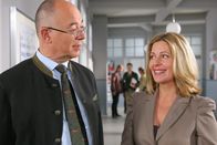 Die Rosenheim-Cops – Polizeidirektor Gerd Achtziger (Alexander Duda, l.) weiß, dass Marie Hofer (Karin Thaler, r.) nicht mehr alleine auf dem Hof wohnt.