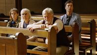 Die Kirche bleibt im Dorf – Klara (Elena Jesse), Anni (Sabine Hahn) und Gottfried (Christian Pätzold) müssen sich eine Gardinenpredigt des Pfarrers anhören. Robert Aldinger (Bernd Gnann) vom Jugendamt ist eher aus Versehen in die Gesellschaft geraten.