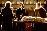 Sleepy Hollow – Gendarm Ichabod Crane (Johnny Depp, 2.v.r.) lässt sich von niemandem von einer wissenschaftlichen Erklärung abhalten - zunächst ...